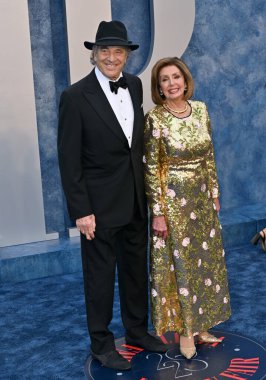 ÇOK HILLS, CA. 12 Mart 2023: Nancy Pelosi ve Paul Pelosi, Wallis Annenberg Merkezi 'ndeki Vanity Fair Oscar Partisi' nde.