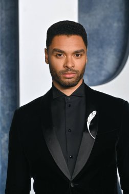 ÇOK HILLS, CA. 12 Mart 2023: Wallis Annenberg Merkezi 'ndeki Vanity Fair Oscar Partisi' nde Rege-Jean Page