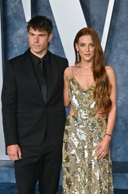 ÇOK HILLS, CA. 12 Mart 2023: Riley Keough ve Ben Smith-Petersen, Wallis Annenberg Merkezi 'ndeki Vanity Fair Oscar Partisi' nde.