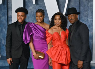 ÇOK HILLS, CA. 13 Mart 2023: Slater Josiah Vance, Bronwyn Golden Vance, Angela Bassett ve Courtney B. Vance, Wallis Annenberg Center 'daki Vanity Fair Oscar Partisi' nde.