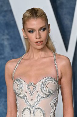 ÇOK HILLS, CA. 12 Mart 2023: Stella Maxwell, Wallis Annenberg Merkezi 'ndeki Vanity Fair Oscar Partisi' nde.