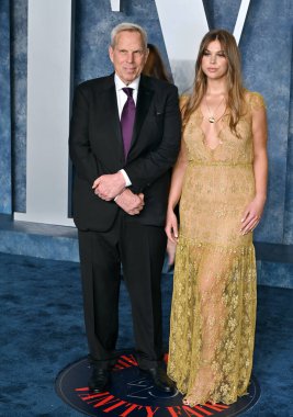 ÇOK HILLS, CA. 12 Mart 2023: Steve Tisch ve Elizabeth Tisch, Wallis Annenberg Merkezi 'ndeki Vanity Fair Oscar Partisi' nde.