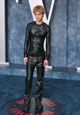 ÇOK HILLS, CA. 12 Mart 2023: Troye Sivan, Wallis Annenberg Merkezi 'ndeki Vanity Fair Oscar Partisi' nde