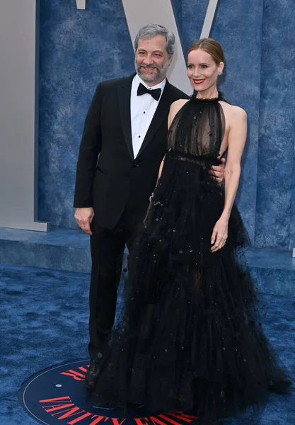 ÇOK HILLS, CA. 12 Mart 2023: Judd Apatow ve Leslie Mann, Wallis Annenberg Merkezi 'ndeki Vanity Fair Oscar Partisi' nde.