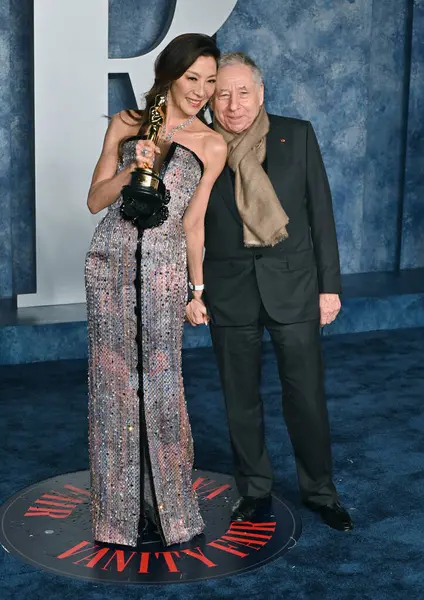 Beverly Hills 2023年3月13日 Michelle Yeoh和Jean Todt在瓦利斯安娜堡中心举行的2023名利场奥斯卡颁奖典礼上 — 图库照片