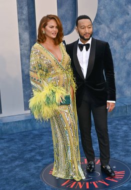 ÇOK HILLS, CA. 12 Mart 2023: Chrissy Teigen ve John Legend, Wallis Annenberg Merkezi 'ndeki Vanity Fair Oscar Partisi' nde.