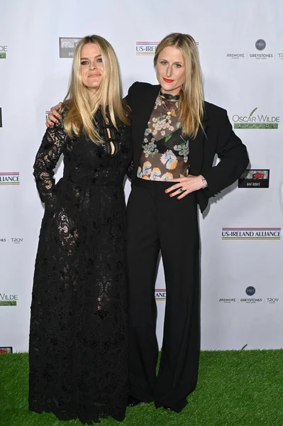 Santa Monica, CA 'da. 09 Mart 2023 Alice Eve ve Mamie Gummer, Bad Robot, Santa Monica 'daki Oscar Wilde Ödülleri' nde.