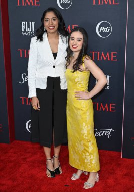 LOS ANGELES, CA. 08 Mart 2023: Naina Bajekal ve Lucy Feldman Los Angeles 'taki Four Seasons Oteli' nde Yılın Kadını Galasında