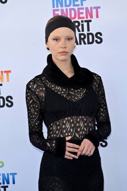 Santa Monica, CA 'da. 4 Mart 2023: Mia Goth Santa Monica 'da Bağımsız Ruh Ödülleri' nde