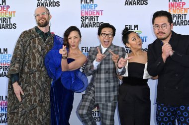 Santa Monica, CA 'da. 4 Mart 2023: Daniel Scheinert, Michelle Yeoh, Ke Huy Quan, Stephanie Hsu ve Dan Kwan Santa Monica 'daki Film Bağımsız Ruh Ödülleri 2023