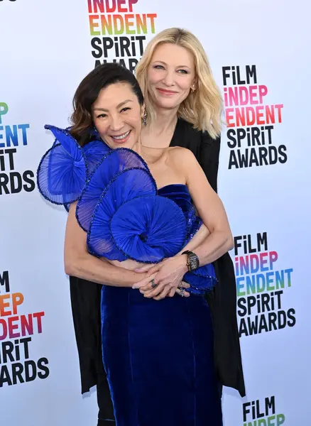 Santa Monica, CA 'da. Cate Blanchett ve Michelle Yeoh, Santa Monica 'da Bağımsız Ruh Ödülleri' nde.