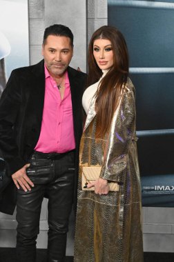 LOS ANGELES, CA. 27 Şubat 2023: Oscar De La Hoya ve Holly Sonders Creed III 'ün Hollywood' daki TCL Çin Tiyatrosu 'ndaki galasında