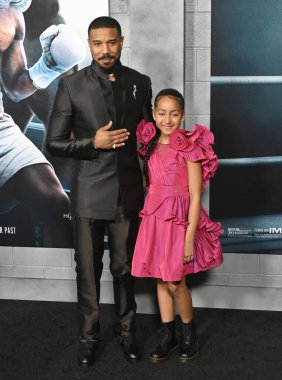 LOS ANGELES, CA. 27 Şubat 2023: Michael B. Jordan ve Mila Davis-Kent Creed III 'ün Hollywood' daki TCL Çin Tiyatrosu 'ndaki galasında