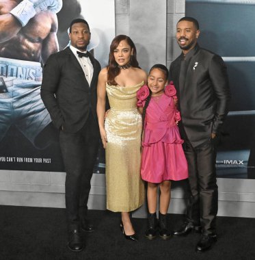 LOS ANGELES, CA. 27 Şubat 2023: Jonathan Majors, Tessa Thompson, Mila Davis-Kent ve Michael B. Jordan, Creed III 'ün Hollywood' daki TCL Çin Tiyatrosu 'ndaki galasında