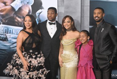 LOS ANGELES, CA. 27 Şubat 2023: Selenis Leyva, Jonathan Majors, Tessa Thompson, Mila Davis-Kent ve Michael B. Jordan, Creed III 'ün Hollywood' daki TCL Çin Tiyatrosu 'ndaki galasında