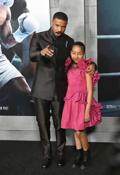 LOS ANGELES, CA. 27 Şubat 2023: Michael B. Jordan ve Mila Davis-Kent Creed III 'ün Hollywood' daki TCL Çin Tiyatrosu 'ndaki galasında