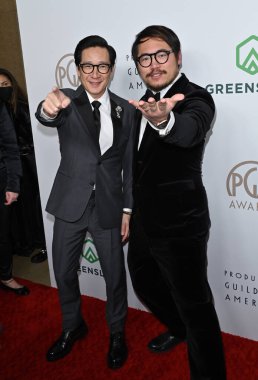 LOS ANGELES, CA. 25 Şubat 2023: Ke Huy Quan ve Daniel Kwan, Beverly Hilton Otel 'de düzenlenen 34.