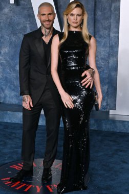 ÇOK HILLS, CA. 12 Mart 2023: Adam Levine ve Behati Prinsloo, Wallis Annenberg Merkezi 'ndeki Vanity Fair Oscar Partisi' nde.