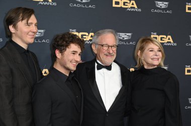 LOS ANGELES, CA. 18 Şubat 2023: Paul Dano, Gabriel LaBelle, Steven Spielberg ve Kate Capshaw Beverly Hilton Otel 'de düzenlenen 75.
