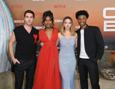 LOS ANGELES, CA. 16 Şubat 2023: Austin North, Carlacia Grant, Madelyn Cline ve Jonathan Daviss Outer Bank 'ın 3.