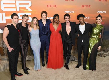LOS ANGELES, CA. 16 Şubat 2023: Austin North, Rudy Pankow, Madelyn Cline, Drew Starkey, Carlacia Grant, Chase Stokes, Jonathan Daviss ve Madison Bailey Outer Bank 'ın 3. sezonunun galasında