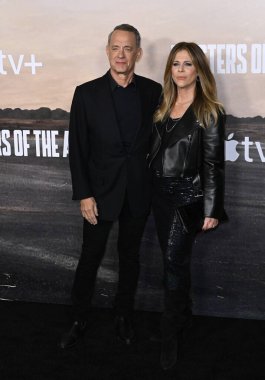 LOS ANGELES, ABD. 10 Ocak 2024: Tom Hanks & Rita Wilson Mann Village Tiyatrosu 'nda Masters of the Air' in galasında