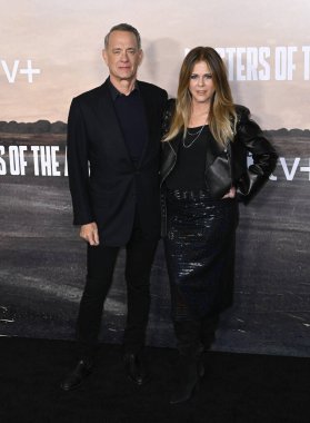LOS ANGELES, ABD. 10 Ocak 2024: Tom Hanks & Rita Wilson Mann Village Tiyatrosu 'nda Masters of the Air' in galasında