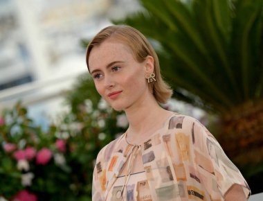 FRANSA, FRANSA. 15 Mayıs 2024: 77. Cannes Festivali 'nde Işık Kırıldığında Elin Salonu