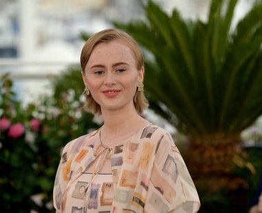 FRANSA, FRANSA. 15 Mayıs 2024: 77. Cannes Festivali 'nde Işık Kırıldığında Elin Salonu