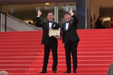 FRANSA, FRANSA. 20 Mayıs 2024: Goro Miyazaki & Kenichi Yoda Fahri Palmiye D 'Or Studio Ghibli Seremonisi 77. Cannes Festivali' nde