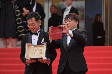 FRANSA, FRANSA. 20 Mayıs 2024: Goro Miyazaki & Kenichi Yoda Fahri Palmiye D 'Or Studio Ghibli Seremonisi 77. Cannes Festivali' nde