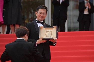 FRANSA, FRANSA. 20 Mayıs 2024: Goro Miyazaki & Kenichi Yoda Fahri Palmiye D 'Or Studio Ghibli Seremonisi 77. Cannes Festivali' nde