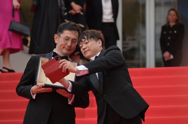 FRANSA, FRANSA. 20 Mayıs 2024: Goro Miyazaki & Kenichi Yoda Fahri Palmiye D 'Or Studio Ghibli Seremonisi 77. Cannes Festivali' nde