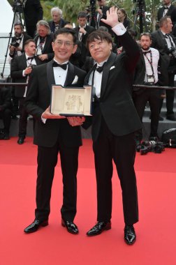FRANSA, FRANSA. 20 Mayıs 2024: Goro Miyazaki & Kenichi Yoda Fahri Palmiye D 'Or Studio Ghibli Seremonisi 77. Cannes Festivali' nde