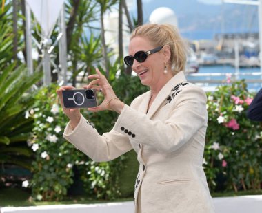 FRANSA, FRANSA. 18 Mayıs 2024: Uma Thurman & Paul Schrader, Kanada 'daki Cannes Festivali' nde fotoğraf çekimi
