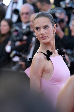 FRANSA, FRANSA. 21 Mayıs 2024: Alessandra Ambrosio, Cannes 77. festivalindeki Marcello Mio galasında