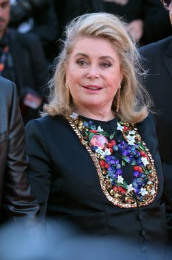 FRANSA, FRANSA. 21 Mayıs 2024: Catherine Deneuve 77. Cannes Festivali 'ndeki Marcello Mio galasında