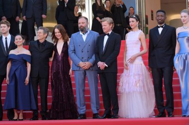 FRANSA, FRANSA. 17 Mayıs 2024: Joe Alwyn, Hong Chau, Willem Dafoe, Emma Stone, Yorgos Lanthimos, Jesse Plemons, Margaret Qualley & Mamoudou Athie, Cannes festivalinin 77.