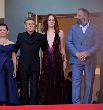 FRANSA, FRANSA. 17 Mayıs 2024: Willem Dafoe, Emma Stone & Yorgos Lanthimos The Kinds of Kindness prömiyerinde