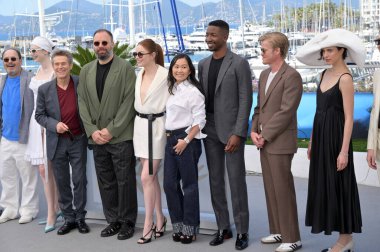 FRANSA, FRANSA. 18 Mayıs 2024: Yorgos Stefanakos, Hunter Schafer, Willem Dafoe, Yorgos Lanthimos, Emma Stone, Hong Chau, Mamoudou Athie, Jesse Plemons, Margaret Qualley & Joe Alwyn