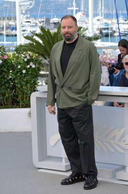 FRANSA, FRANSA. 18 Mayıs 2024: 77. Cannes Festivali 'ndeki Kinds of Kindness fotoğraf çekiminde Yorgos Lanthimos