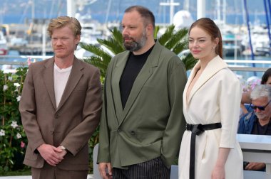 FRANSA, FRANSA. 18 Mayıs 2024: Jesse Plemons, Yorgos Lanthimos ve Emma Stone, Cannes 'da düzenlenen 77.