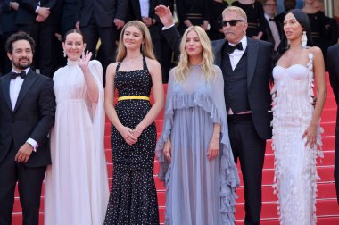 FRANSA, FRANSA. 19 Mayıs 2024: Hayes Costner, Alejandro Edda, Jena Malone, Georgia MacPhail, Sienna Miller, Kevin Costner & Wase Chief at the Horizon: A American Saga premiere at the 77th Festival de Cannes