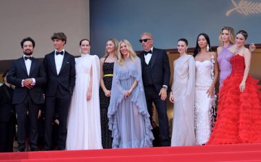 FRANSA, FRANSA. 19 Mayıs 2024: Alejandro Edda, Hayes Costner, Jena Malone, Georgia MacPhail, Sienna Miller, Kevin Costner, Ella Hunt, Wase Chief, Abbey Lee Kershaw & Isabelle Fuhrman at the Horizon: A American Saga premiere at the 77.