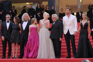 FRANSA, FRANSA. 15 Mayıs 2024: Michael De Luca, Pamela Abdy, Doug Mitchell, Alyla Browne, Anya Taylor-Joy, George Miller, Tom Burke, Chris Hemsworth & Elsa Pataky in the Furiosa: A Mad Max Saga premiere at the 77. Festival de Cannes