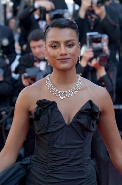 FRANSA, FRANSA. 25 Mayıs 2024: 77. Cannes Festivali Kapanış Töreni 'nde Simone Ashley