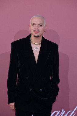 Antibes, Frances. 23 Mayıs 2024, Evan Ross Hotel du Cap d 'Antibes' deki 30. amfAR Gala Cannes 'da.