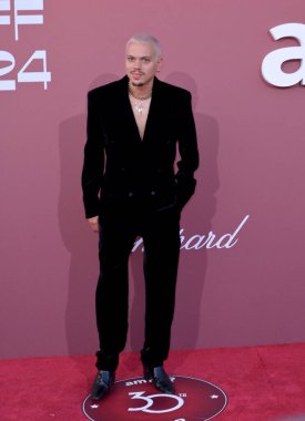 Antibes, Frances. 23 Mayıs 2024, Evan Ross Hotel du Cap d 'Antibes' deki 30. amfAR Gala Cannes 'da.