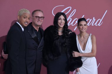 Antibes, Frances. 23 Mayıs 2024: Cher, Demi Moore, Alexander AE Edwards & Kevin Robert Frost, Hotel du Cap d 'Antibes' deki AmfAR Gala Cannes 'ın CEO' su