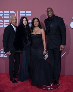 Antibes, Frances. 23 Mayıs 2024: Cher, Alexander AE Edwards, Magic Johnson & Cookie Johnson Hotel du Cap d 'Antibes' deki 30. amfAR Gala Cannes 'da
